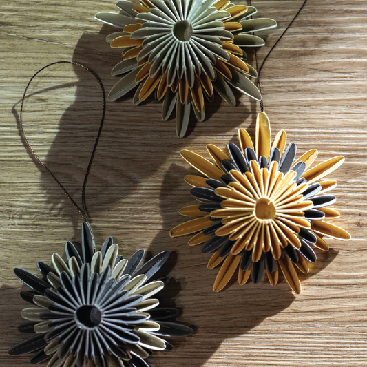 Paper Rosette Oro  - Ornaments